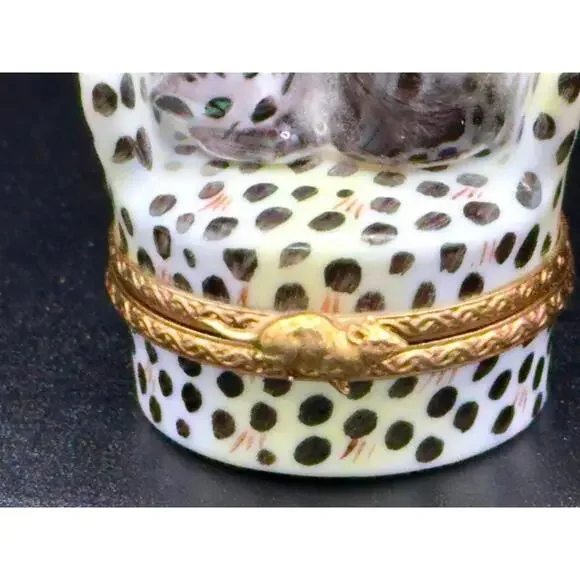 Limoges France Peint Main Cat on Leopard Chair Trinket Box w/ Mouse Clasp Signed - Picture 2 of 7